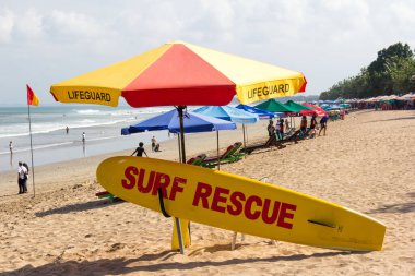 Bali, Endonezya - 2 Haziran 2017: Cankurtaran ve sörf kurtarma ekipmanları, Kuta Beach. Plaj sörfçüler arasında popülerdir..