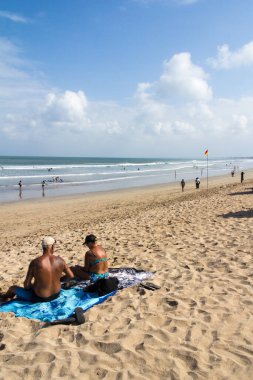 Bali, Endonezya - 2 Haziran 2017: Kuta plajında güneşlenenler. Plaj sörfçüler arasında popülerdir..