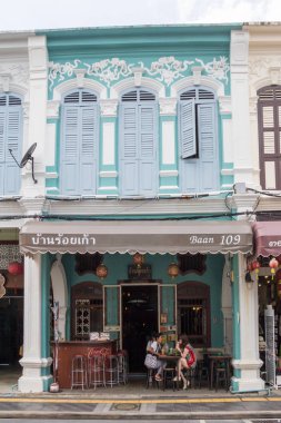 Phuket, Tayland - 16 Temmuz 2017: Thalang Yolu 'ndaki eski Phuket Town, Tayland' da restore edilmiş sino Portekiz mimari dükkan kafesi
