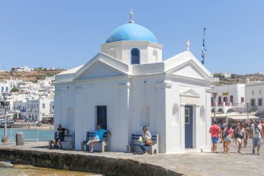 Mykonos, Yunanistan - 23 Temmuz 2016: Chora limanındaki kilise. Ada popüler bir tatil beldesi..