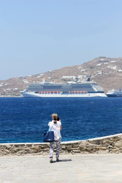 Mykonos Řecko Července 2016 Žena Fotí Výletní Loď Ostrov Oblíbenou — Stock fotografie