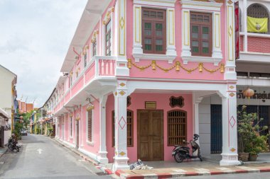 Phuket, Tayland - 2 Eylül 2012: Thalang yolundan Soi Romanee 'ye bakıyorum. Bölgede birçok dükkan restore edildi..