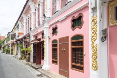 Phuket, Tayland - 2 Eylül 2012: Soi Romanee 'ye bakıyorum. Bölgede birçok dükkan restore edildi..