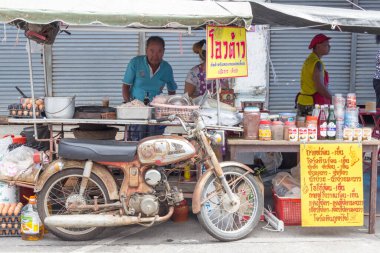 Phuket, Tayland - 2 Eylül 2012: Mobil roti satıcısı. Muz çorbası popüler bir atıştırmalıktır..