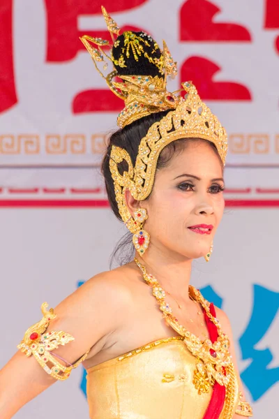 Phuket Tailândia Setembro 2012 Dançarina Traje Tradicional Tailandês Danças Tradicionais — Fotografia de Stock