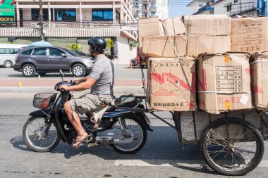 Mae Sai, Tayland - 29 Kasım 2011: Motosikletli Birman Myanmar 'a mal taşıyor. Sınırdan çok farklı mallar geçirildi..