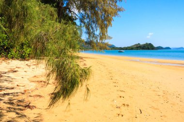 Koh Yao Yai, Phuket, Tayland sahiline demir attı.