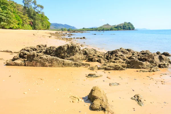 タイのプーケット島 ヤオヤイ島のビーチの岩 — ストック写真