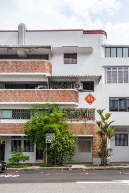Singapur - 9 Kasım 2016: Tiong Bahru bölgesinde Art Deco tarzı apartmanlar. Bu bölge yaşamak için uygun bir yer haline geldi..
