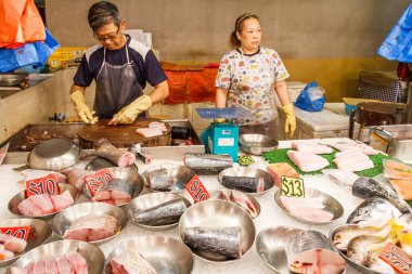 Singapur - 10 Kasım 2016: Tiong Bahru 'daki balık tezgahı. Pazar yiyecek kalitesiyle ünlüdür..