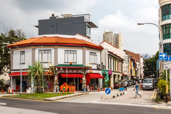 Singapur - 9 Kasım 2016: Tiong Bahru bölgesinde sokak. Bu bölge yaşamak için uygun bir yer haline geldi..
