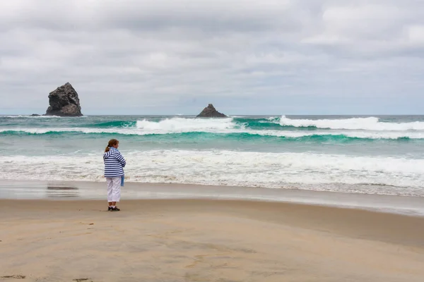 Woman Watching Waves Sandfly Bay Otago Peninsular South Island New — Stock Photo, Image