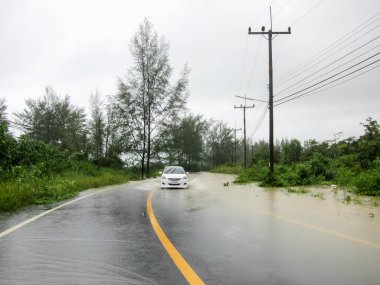 Tayland, Phang Nga 'da muson mevsimi boyunca sular altında kalan yol.