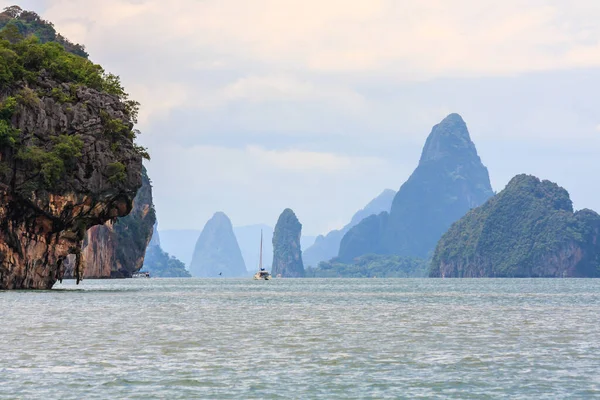 Yacht Segling Mellan Kalkstensöar Phang Nga Bay Thailand Solig Dag — Stockfoto