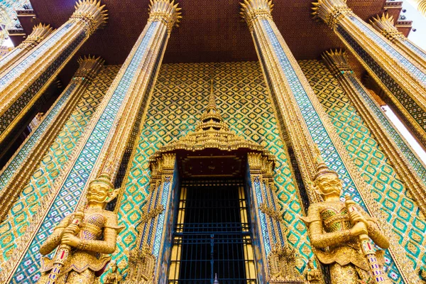 泰国曼谷大殿的守护雕像 — 图库照片