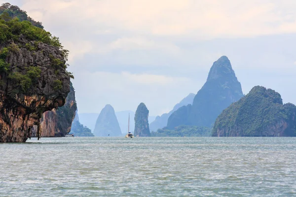 Jachtsegeln Zwischen Kalksteininseln Der Phang Nga Bucht Thailand Einem Sonnigen Stockbild