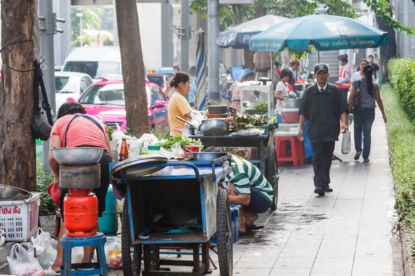 Bangkok Thailand September 20Th 2009 Food Vendors Crowd Pavement Sukhumvit — Stock Photo, Image