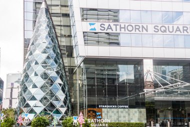 Bangkok, Tayland - 17 Kasım 2015: Sathorn Meydanı ofisleri ve alışveriş merkezi. Bina Sathorn Yolu 'nda..