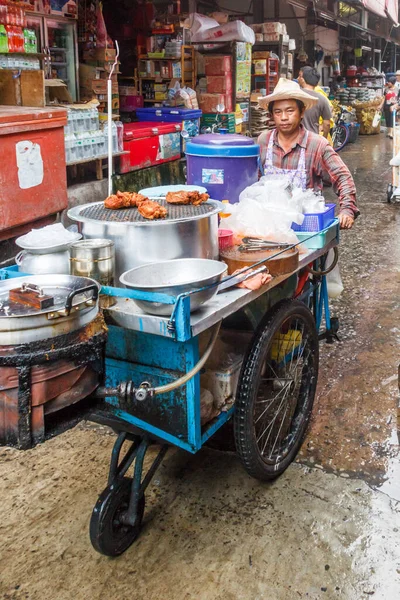 Bangkok Thailand November 14Th 2015 Food Vendor Wheels His Cart — Stock Photo, Image