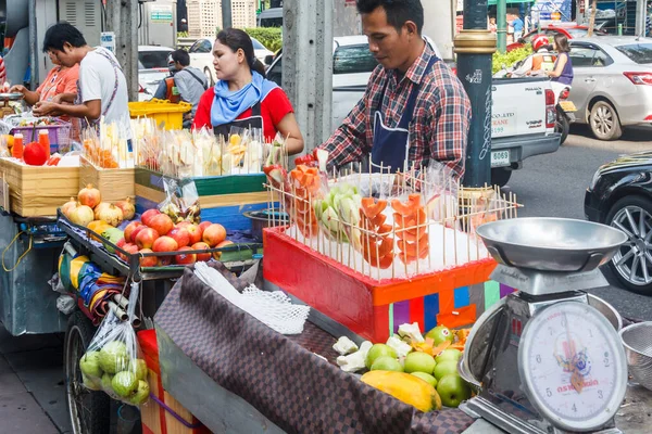 Bangkok Tailandia Noviembre 2015 Vendedores Ambulantes Abarrotan Sukhumvit Road Muchas — Foto de Stock