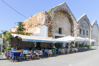 Chania, Girit - 24 Temmuz 2016: Eski Büyük Arsenal 'in önündeki rıhtım restoranı. Kasaba popüler bir tatil beldesi.