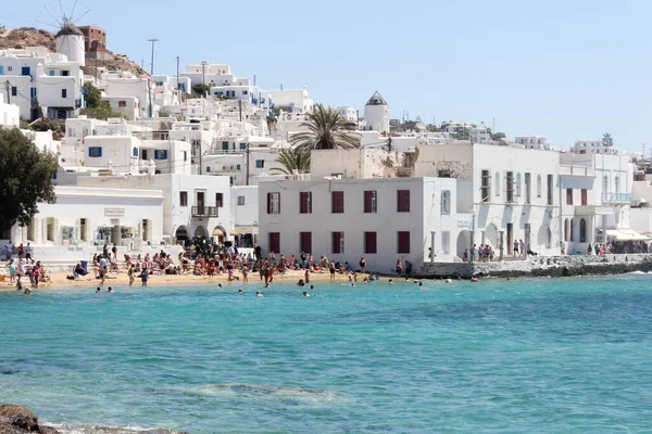 Mykonos Grecia Julio 2016 Turistas Relajándose Playa Chora Isla Destino — Foto de Stock