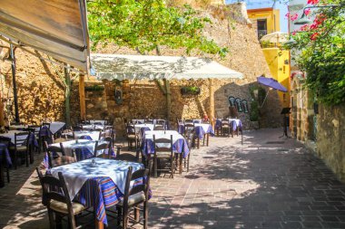 Chania, Girit - 24 Temmuz 2016: Bir restoranın avlusu. Birçok turist kenti ziyaret ediyor.