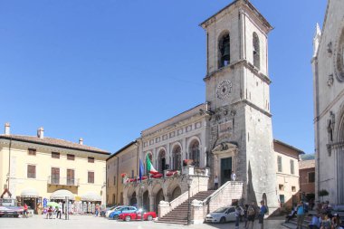 Norcia, Umbria, İtalya 'daki Piazza San Benedetto' da. Kasaba 2016 yılındaki depremlerden kötü etkilendi ve sonuncusu 30 Ekim 'de yıkıldı.