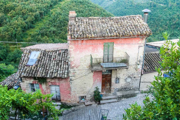 丘や田舎の間に古い家を設定します Labro ウンブリア イタリア — ストック写真