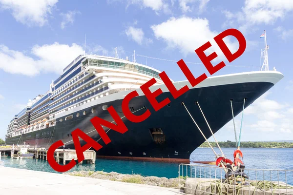 Crucero Amarrado Puerto Cubierto Con Señal Stop Que Muestra Llamado Fotos de stock