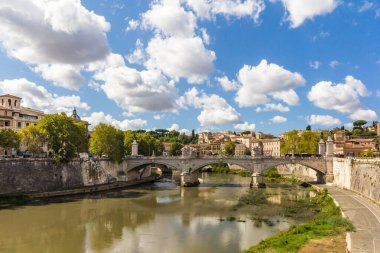 Roma, İtalya 'daki Ponte Vittorio Emanuele II üzerinde mavi gökyüzü ve bulutlar