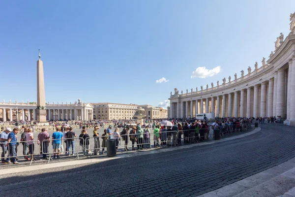 Vatican City Rome Italy September 18Th 2017 Tourrists Queueing Enter — стоковое фото