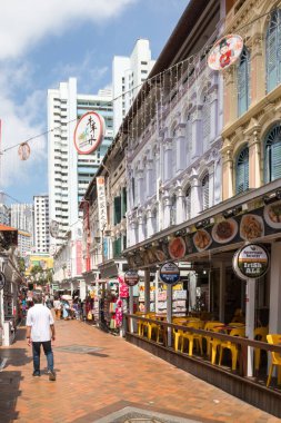 Singapur - 5 Temmuz 2019: Çin Mahallesi 'ndeki Pagoda Caddesi' nde alışveriş yapan turistler. Yol yaya geçidi..