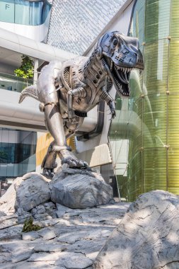 Bangkok, Tayland - 23 Ekim 2019: alışveriş merkezinin dışındaki dinozor heykeli. Şehirde birçok alışveriş merkezi var..