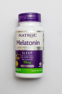 Uyku bozuklukları için bir şişe Natrol melatonin tableti.