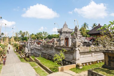 Bali, Endonezya - 6 Temmuz 2011: Köylüler Galungan festivali sırasında tapınağa gidiyorlar. Festival, atalarımızın ruhlarının Dünya 'yı ziyaret ettiği zamanı simgeliyor..