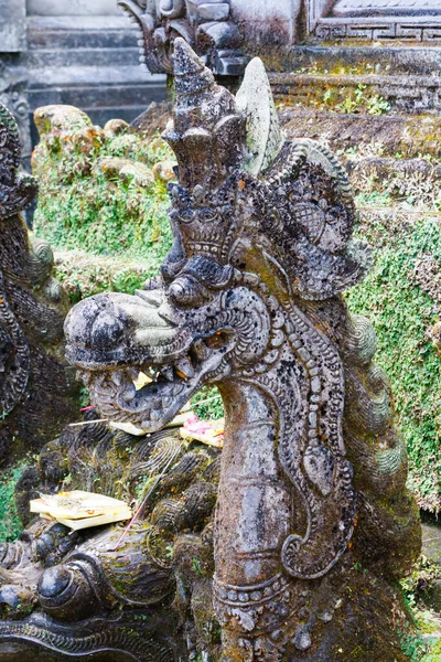 Kamienny Posąg Przed Balijską Świątynią Hinduskiej Wioski Bali Indonezja — Zdjęcie stockowe