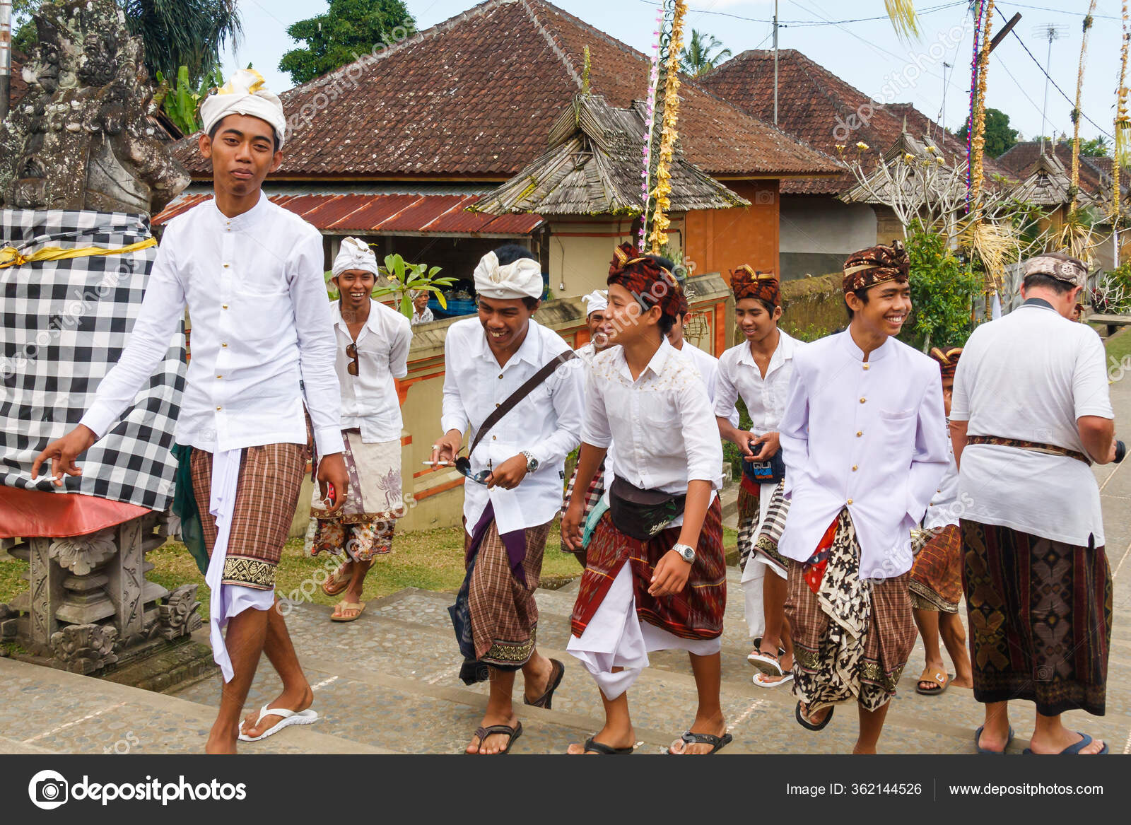  Bali  Indon sie Juillet 2011 Jeunes Hommes Rendant Temple 