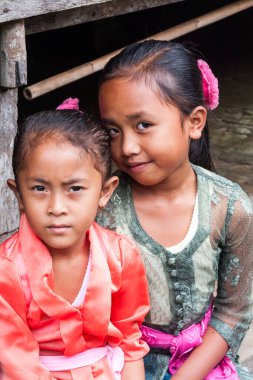 Bali, Endonezya - 6 Temmuz 2011: Tapınak için giyinmiş genç Balili kızlar. Çoğu Balili Hindu dini takip eder..