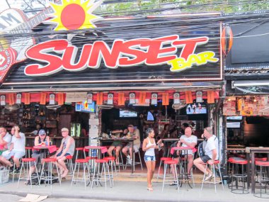Phuket, Tayland - 2 Şubat 2012: Erkekler ve kızlar akşam saatlerinde Bangla Yolu 'ndaki Sunset Bar' da. Burası Patongs eğlence merkezinin kalbi..