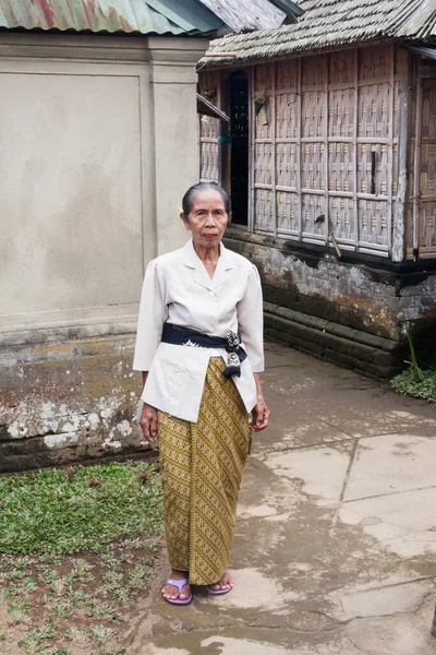 Bali Endonezya Temmuz 2011 Tapınak Için Giyinmiş Yaşlı Balili Kadın — Stok fotoğraf