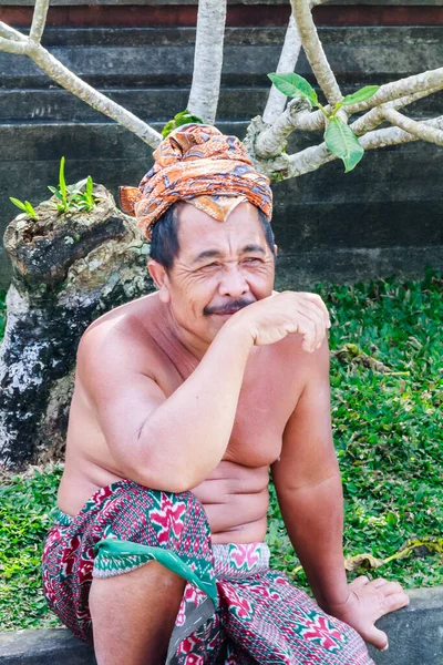 インドネシア 2011年7月6日 伝統的なヘッドギアの男 バリ島はそのバティックで有名です — ストック写真