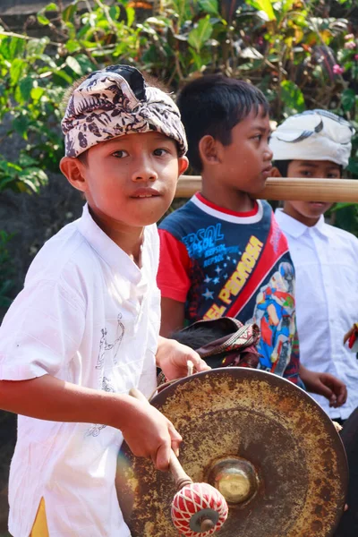 Bali Indonesia July 6Th 2011 Boy Beating Drum Galungan Festival — Stock Photo, Image