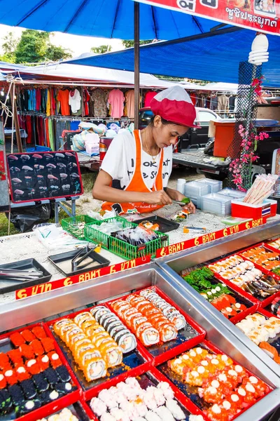 Phuket Thailand Januar 2013 Frau Verkauft Sushi Auf Dem Markt — Stockfoto