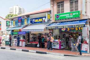 Singapur - 6 Temmuz 2019: Küçük Hindistan 'da dükkan sıraları. Bu binaların çoğu miras listesinde..