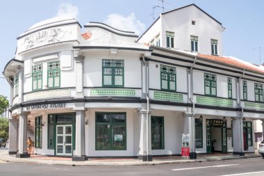 Singapur - 6 Temmuz 2019: Lavender Caddesi 'nde restore edilmiş köşe mülk. Şehirdeki birçok bina miras statüsüne sahip.