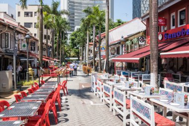 Singapur - 6 Temmuz 2019: Arap Mahallesi 'ndeki restoran masaları. Birçok cadde yayaya çıktı..
