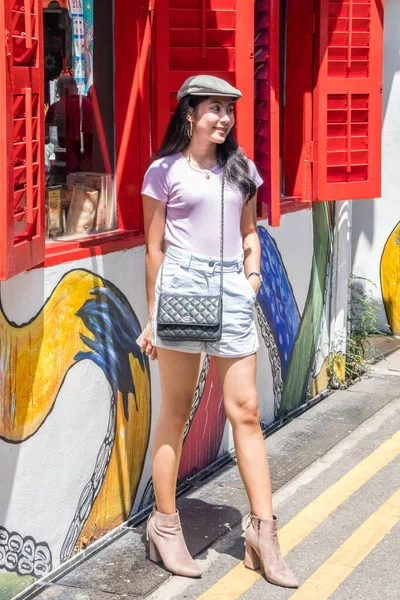 Singapur - 6 Temmuz 2019: Müslüman kız Arap Mahallesi 'nde fotoğraf için poz veriyor. Bölge turistler arasında popülerdir.