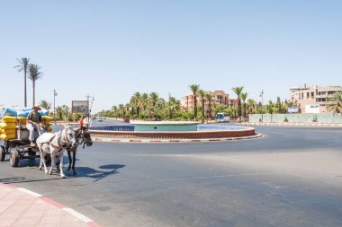 Marakeş, Fas - 8 Eylül 2010: At ve at arabasındaki adam bir kavşakta mal taşıyor. Bu taşıma biçimi hala kullanımda.