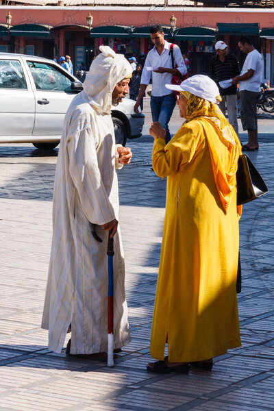 Марракеш, Марокко - 8 сентября 2010: Два марокканца в разговоре друг с другом. Длинные платья обычно носят.
.